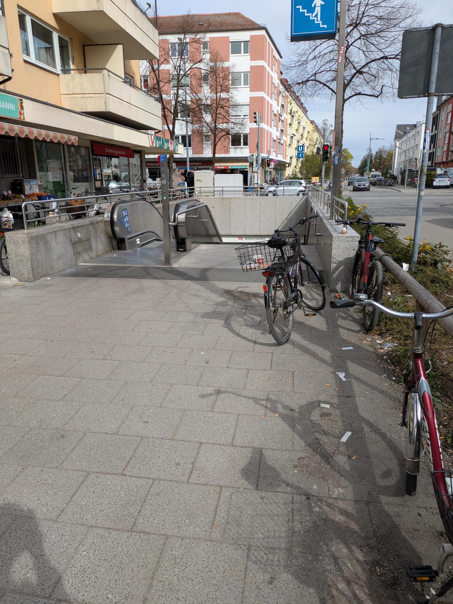 Der Eingang zu einer U-Bahnstation mit Müll auf dem Boden
