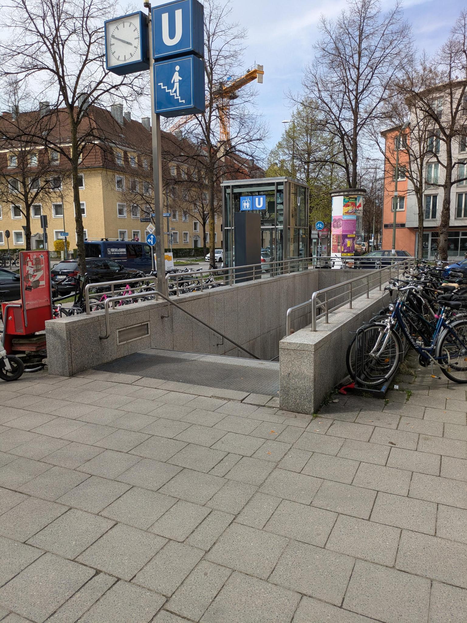 Der Eingang zu einer U-Bahnstation mit Müll auf dem Boden